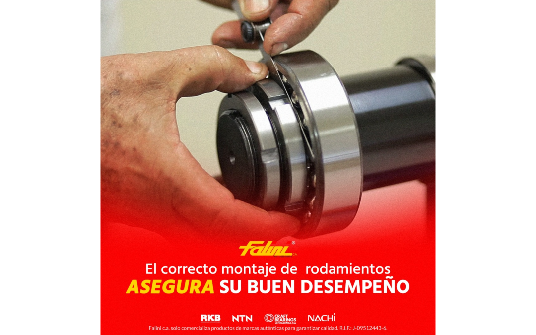 Técnico realizando el montaje de rodamientos industriales midiendo holgura con galga - Falini C.A.